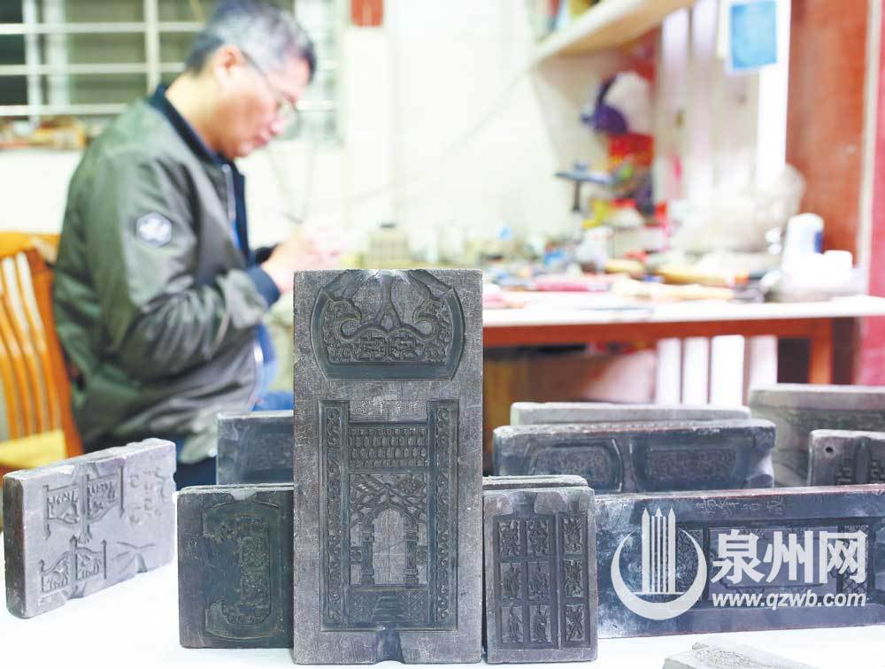 泉州手工锡雕技艺第六代传人杨曙宏的家中，至今还保存收藏着大量明清时期的石刻模具。