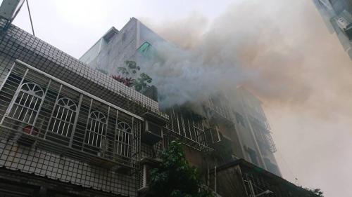 台湾新北市民宅发生火灾 男子被救出无生命迹象