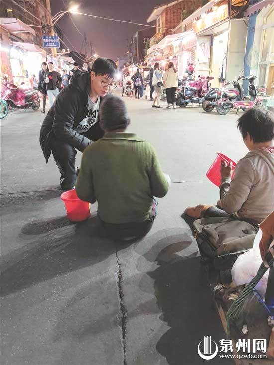 志愿者在西街劝导行乞的父女到救助站避寒