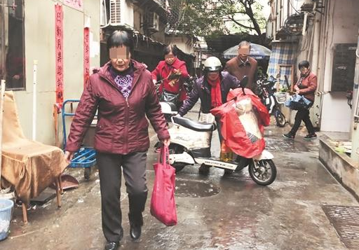 泉州又现老人痴迷神秘活动 免费领赠品却花大钱买保健品