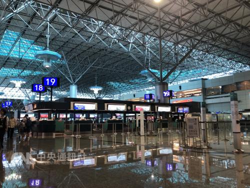 桃园国际机场第2航厦部分区域，9日上午出现高压回路跳脱，造成短暂跳电，已恢复正常，未影响旅客登机作业。(台湾“中央社”/记者邱俊钦 摄)