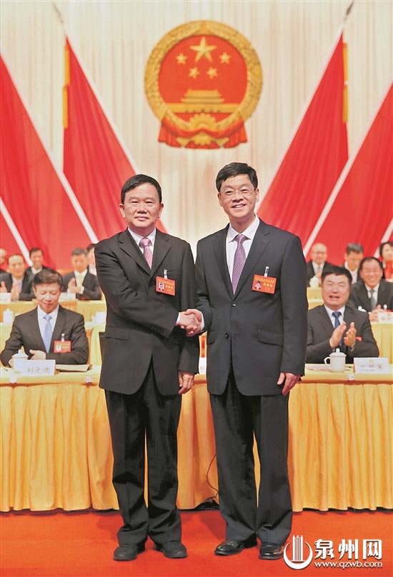 市委书记康涛（右）与新当选的市人大常委会主任陈灿辉（左）握手合影。（陈起拓 摄）