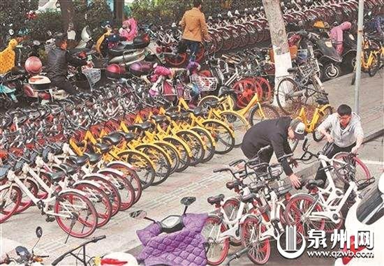 共享单车挤占人行道（资料图片）
