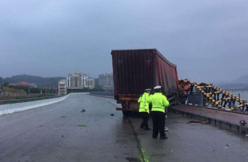 泉州洛江一货车撞倒限高杆车辆严重受损 司机受伤送医