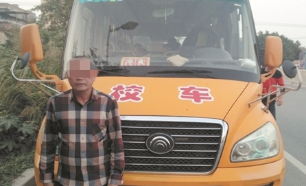 准驾车型不符 晋江一校车司机载着17名学生被查获