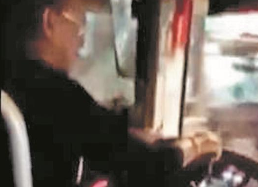 泉州一公交司机行车中看视频 涉事司机被处下岗5天