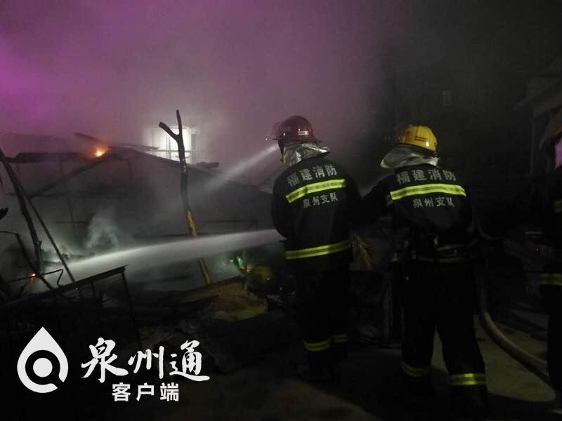 惠安一处鸡舍凌晨着火 旁边还有大堆干草危急民房