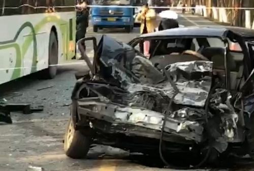 上海沪杭公路车祸现场图：三车相撞致一名驾驶员身亡