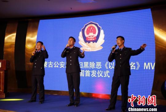 图为民警现场演唱。韩斌摄