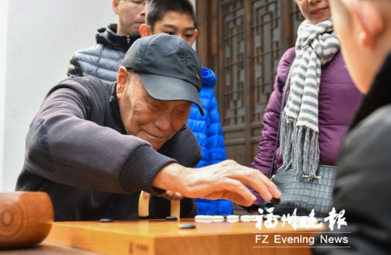 九旬棋痴每周六到乌山下围棋 是兴趣爱好也是养生秘诀