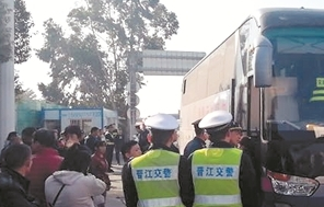 未经安检 泉州一大客车私下搭载53名乘客冲关被查