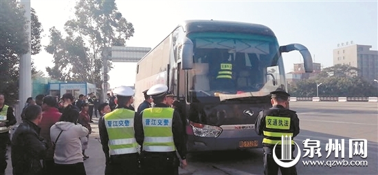 执法人员拦下违法大客车