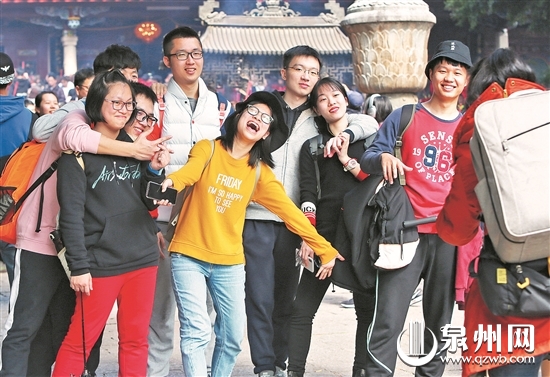 春节临近，泉州的街头巷尾到处洋溢喜庆的氛围。（王柏峰 摄）