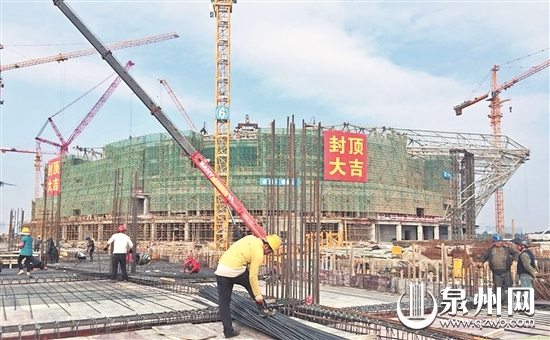 晋江市第二体育中心项目抢抓工期，多个场馆完成封顶。