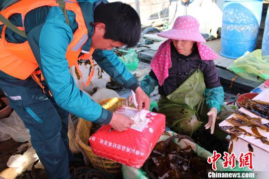 新春临近，不少渔民都在网购些生活用品。　叶茂 摄
