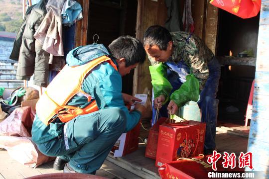 新春临近，不少亲属都在往家里寄年货。　叶茂 摄