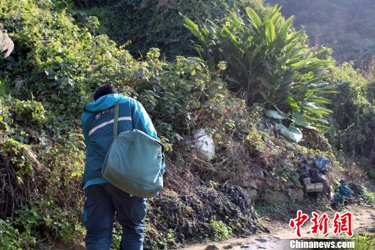 岛上不少崎岖的山路，全靠徒步，石进全一年要走坏好几双鞋。　叶茂 摄