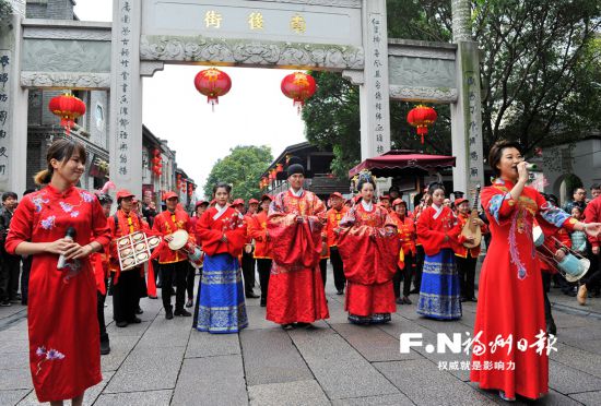 传统汉式“婚礼”在三坊七巷热闹举行