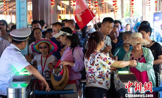 图为陵水分界洲岛旅游区游人如织。　童国强 摄