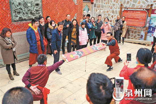 新春长假，惠安县崇武镇举办了角力大赛。角力作为非物质文化遗产、水关渔家传统的民俗体育竞技活动，吸引了许多外来游客以及当地村民踊跃参与。 （陈晓东 杨擎威 摄）