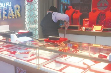 泉州浦西万达广场内一珠宝店百万珠宝被盗 警方17小时破案