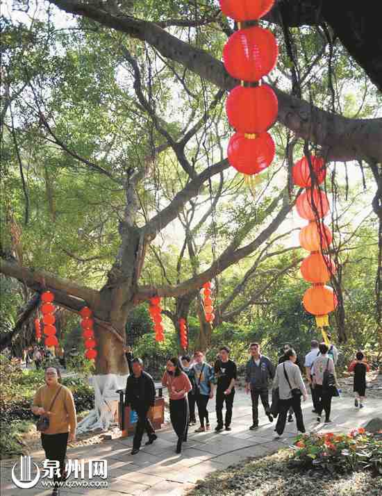 近年來，泉州致力于旅游資源的開發，將古城的非遺文化與鄉村旅游結合起來，拓寬了旅游資源的開發利用。圖為上海游客在泉州景區游覽。