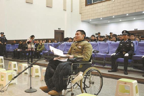 　　图为被告人张某坐着轮椅接受法庭审判。
