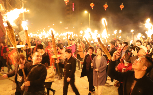 热闹！晋江山前村火把节巡游 数千村民汇成千米“火龙”