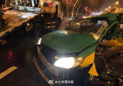 西安环东路车祸致1死1伤：宾利车与出租车相撞图