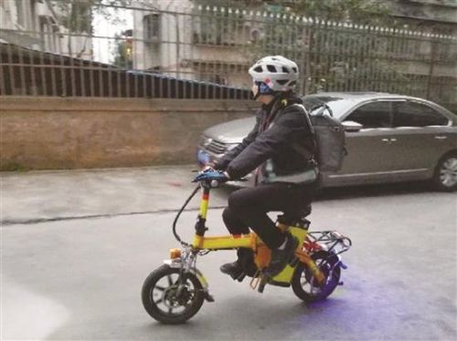 女代驾骑着电瓶车穿梭在城市的大街小巷