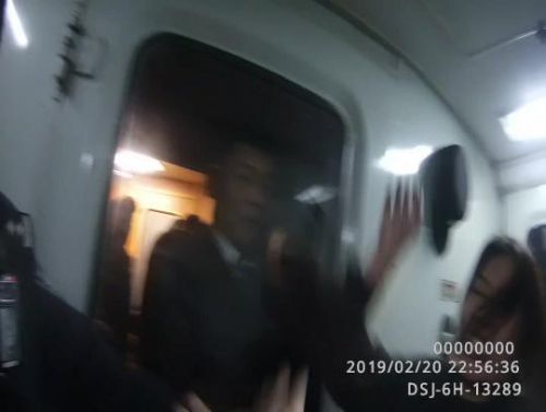 大连一女子火车上畅饮 酒后失态袭击乘警被拘留