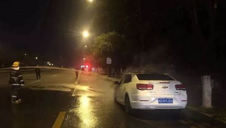晋江：世纪大道一小车自燃 车主报警后又被查出醉驾