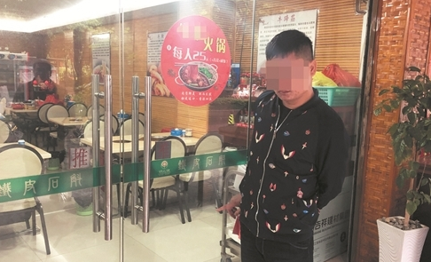 泉州一男子看完小视频有样学样 店面玻璃门连撬四处