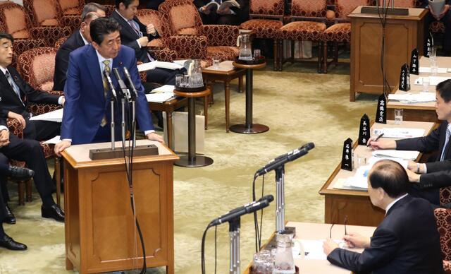 日本首相安倍晋三3月14日上午出席参院预算委员会会议。