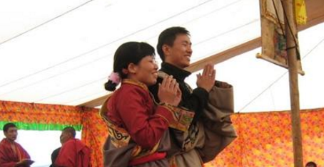泉州夫妻与藏区的不解之缘 藏民为他们举办婚礼