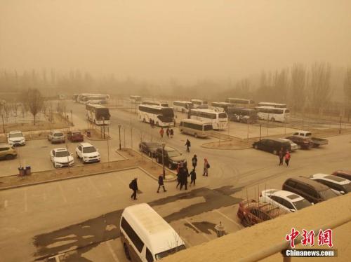 资料图：3月19日，新疆鄯善县出现沙尘暴天气，能见度低。何海燕 摄