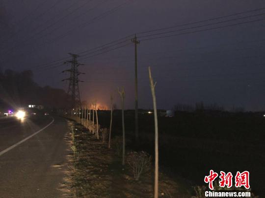 江苏省近千名消防员赶往盐城响水 爆炸事发地大火仍在燃烧