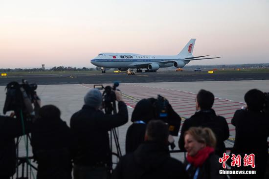 当地时间3月21日傍晚，中国国家主席习近平乘专机抵达意大利罗马菲乌米奇诺国际机场，开始对意大利进行国事访问。 <a target=