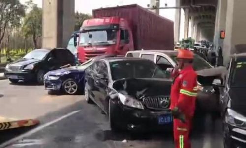 上海闵浦大桥车祸现场图：十多辆车相撞 碎片满地