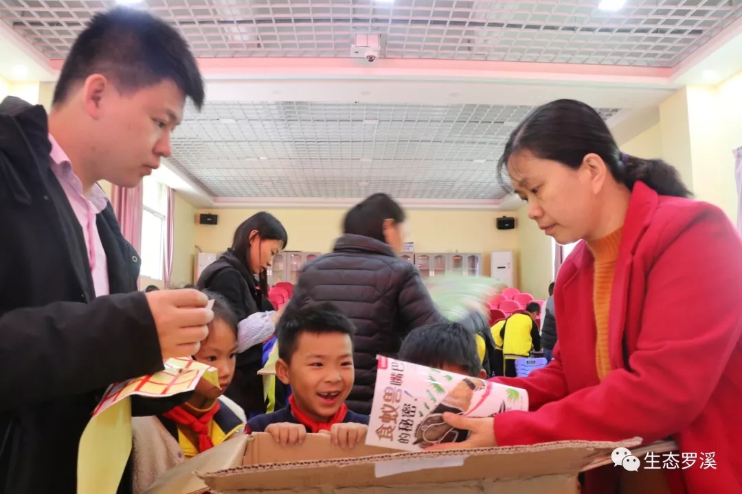 乡村儿童阅读公益助学“班班有个图书角”捐赠仪式在罗溪中心小学举行