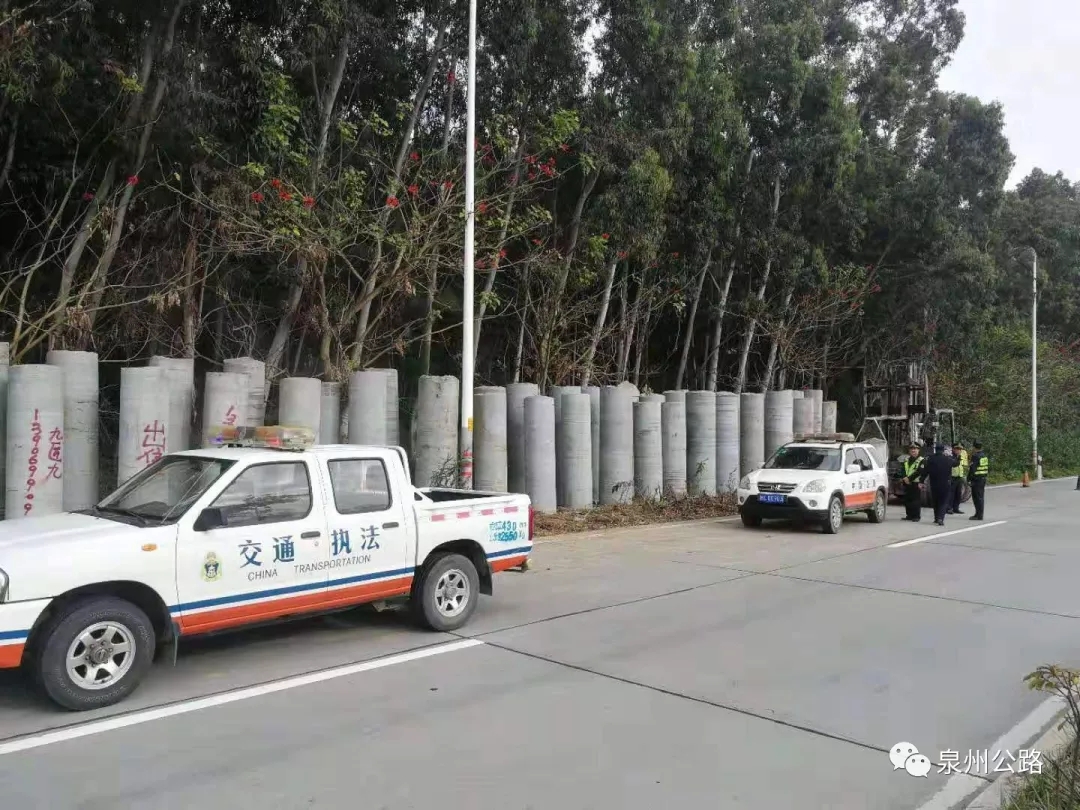 惠安公路局联合惠安交通综合行政执法大队崇武中队开展路域环境整治行动