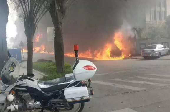 泉州城东突发大火现场浓烟滚滚 多辆车和多家店面被烧 