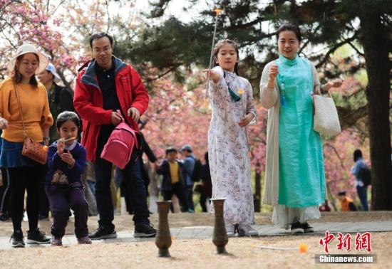 清明假期第一天，北京玉渊潭公园举办了丰富多彩的体验活动，让游客在游园的同时感受中国传统文化。<a target=