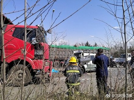 沈阳梧桐大街车祸现场图：面包车与货车相撞致5死3伤