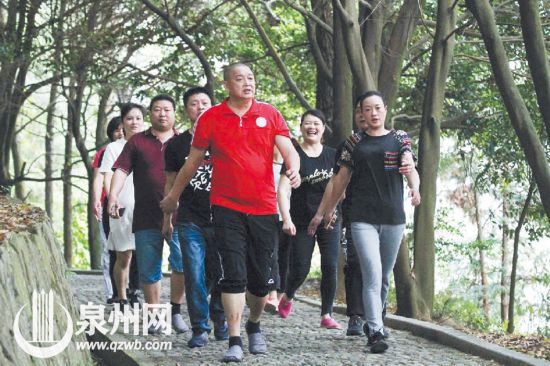 德化徒步协会成员在景色优美、空气怡人的公园里徒步运动。（徐艺星 摄）