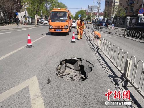 4月14日中午，北京地铁1号线苹果园站附近发生道路塌陷。杨雨奇 摄