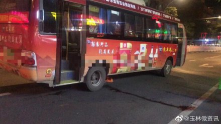 广西公交车与电动车相撞致1死6伤 肇事司机被控制