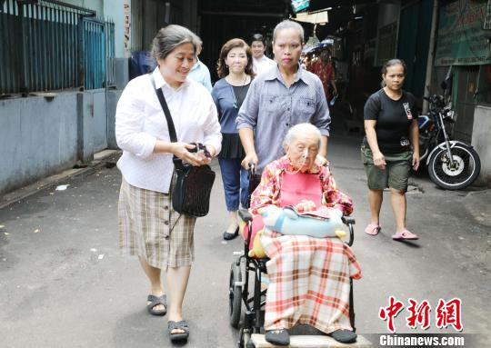 图为刘大妈在家人陪同下走向投票站。　林永传 摄