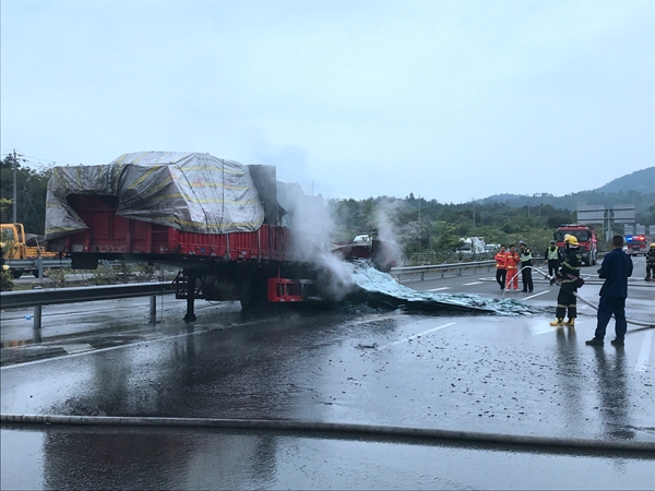 满载32吨玻璃大货车在泉州高速路上自燃 幸无人员伤亡