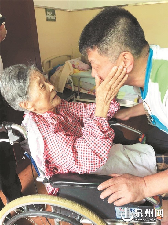 患有老年痴呆症的蔡奶奶抚摸儿子的脸，为其擦去泪水。这张在泉州人朋友圈流转的照片，感动了许多人。